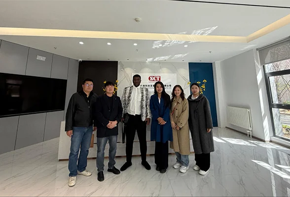 Foreign friends come to visit the factory